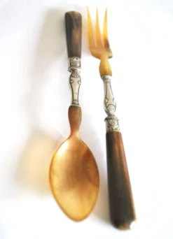 Couverts à salade ancien en corne – décor coquille 1900