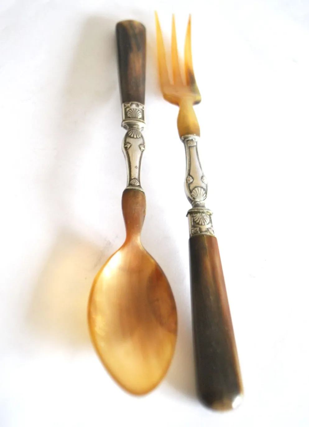 Couverts à salade ancien en corne – décor coquille 1900