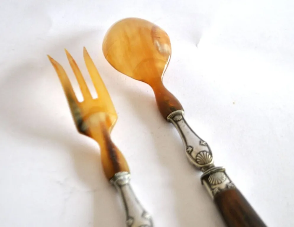 Couverts à salade ancien en corne – décor coquille 1900