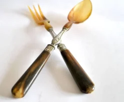 Couverts à salade ancien en corne – décor coquille 1900