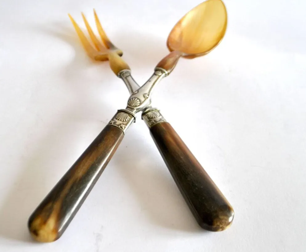 Couverts à salade ancien en corne – décor coquille 1900