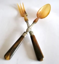Couverts à salade ancien en corne – décor coquille 1900