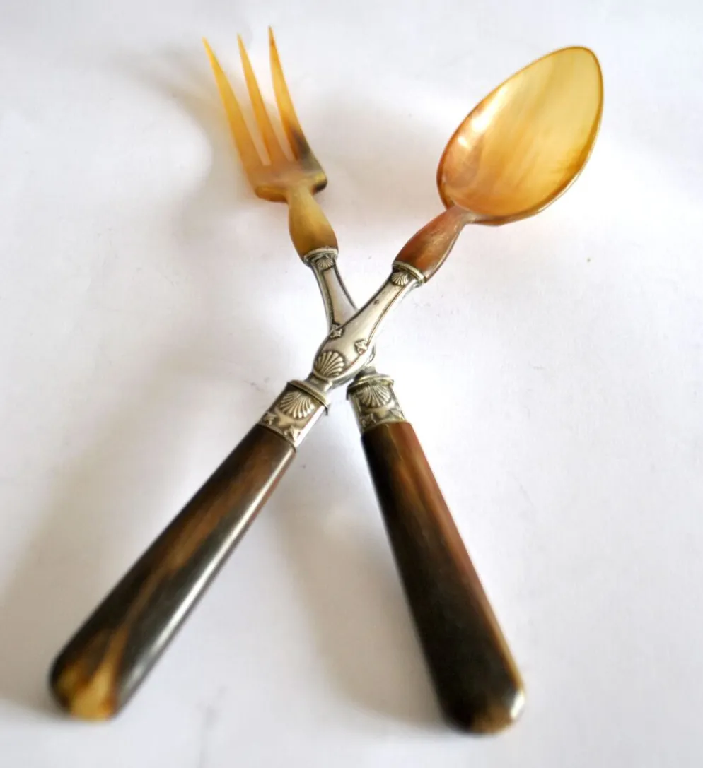 Couverts à salade ancien en corne – décor coquille 1900