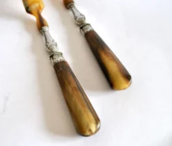 Couverts à salade ancien en corne – décor coquille 1900