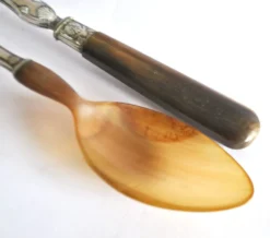 Couverts à salade ancien en corne – décor coquille 1900