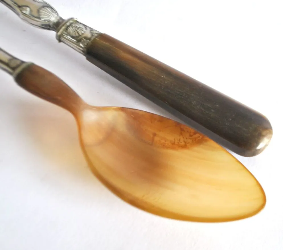 Couverts à salade ancien en corne – décor coquille 1900