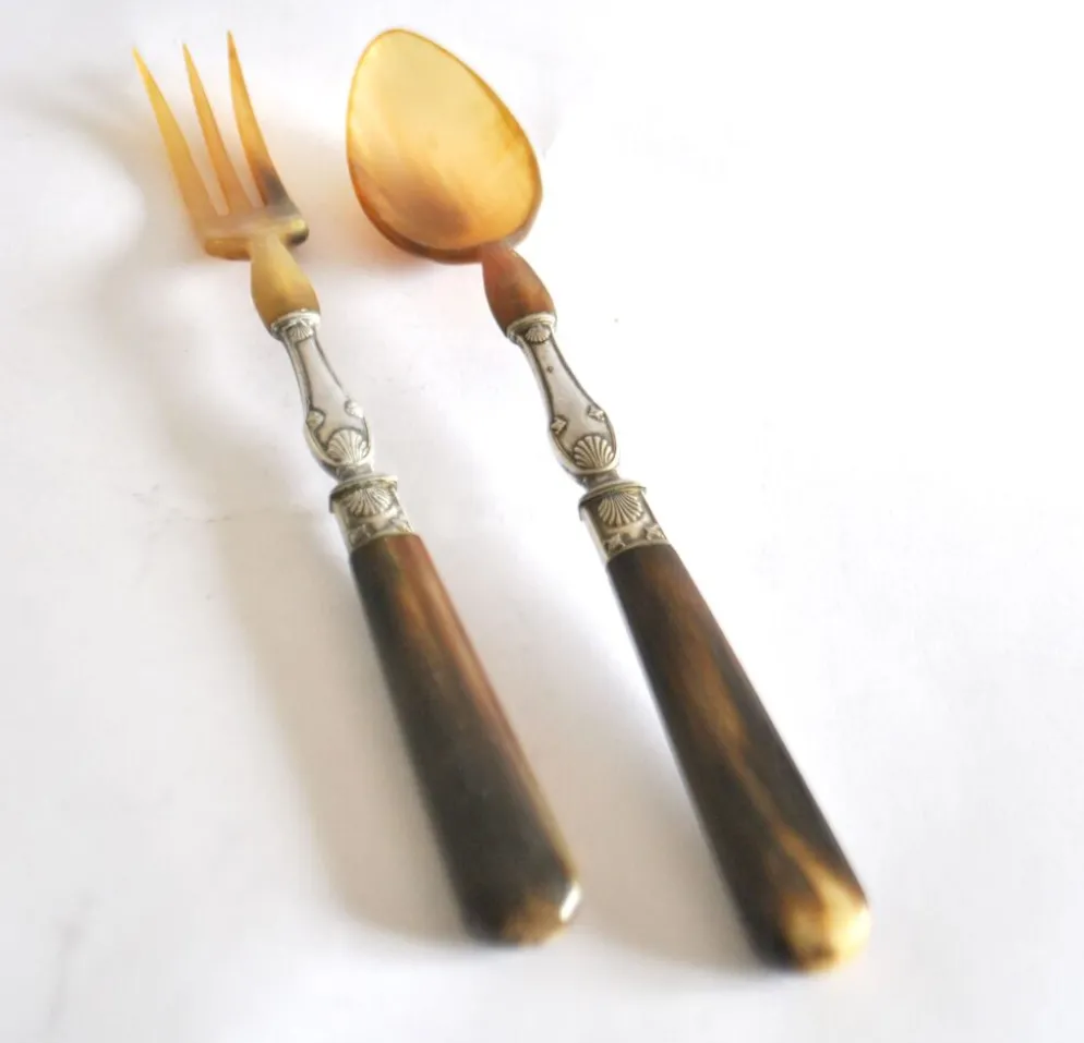 Couverts à salade ancien en corne – décor coquille 1900
