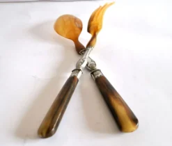 Couverts à salade ancien en corne – décor coquille 1900