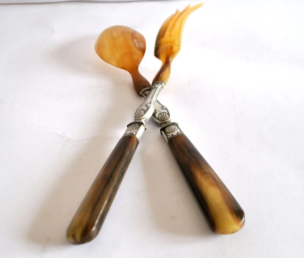 Couverts à salade ancien en corne – décor coquille 1900
