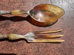 Couverts à Salade Anciens en Corne et Métal Argenté fourré Décor Cygnes