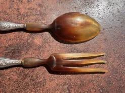 Couverts à Salade Anciens en Corne et Métal Argenté fourré Décor Cygnes