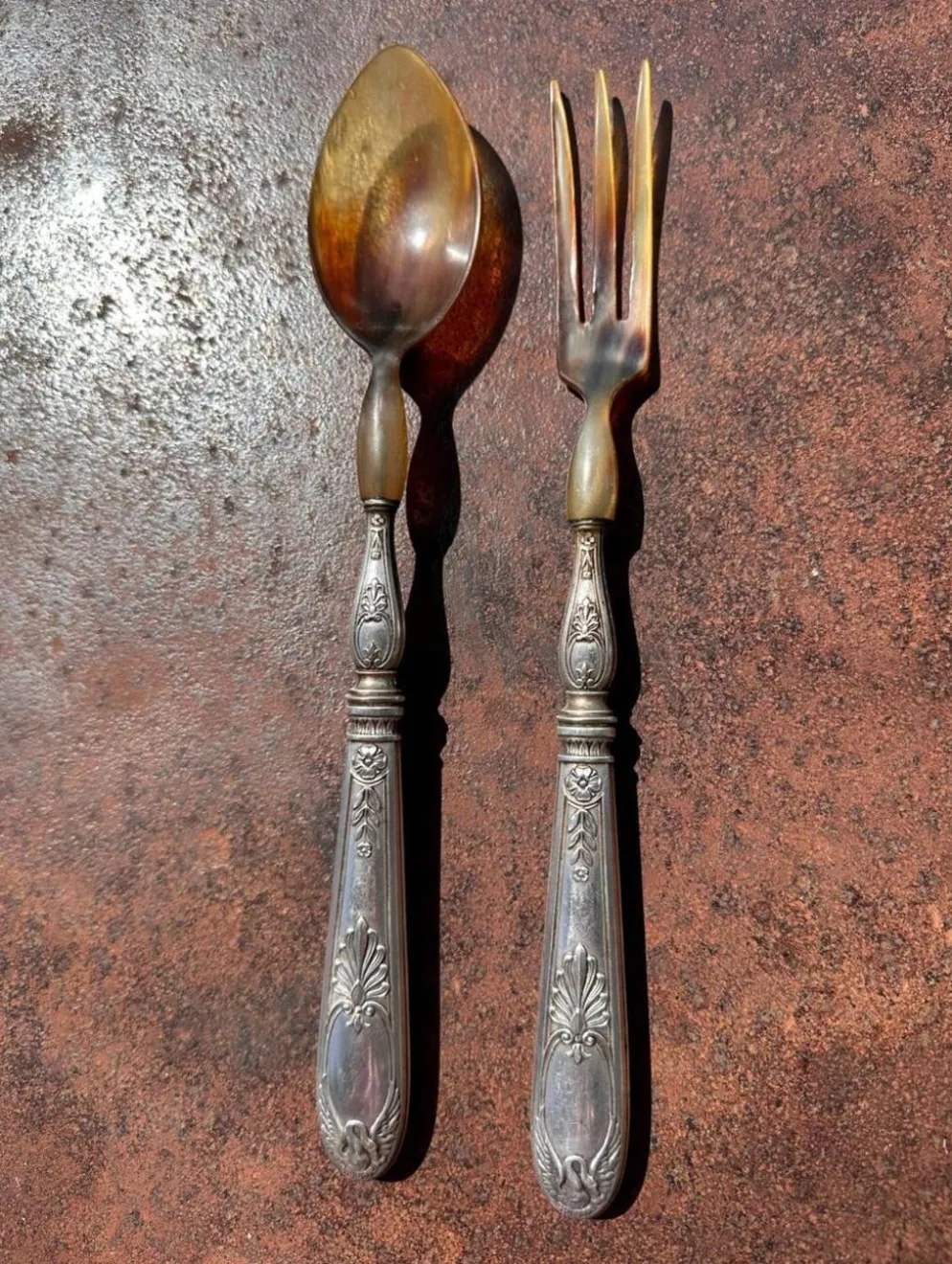 Couverts à Salade Anciens en Corne et Métal Argenté fourré Décor Cygnes