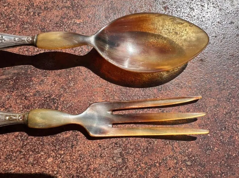 Couverts à Salade Anciens en Corne et Métal Argenté fourré Décor Cygnes