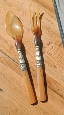 Couverts à salade anciens en corne