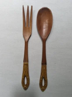 Couverts à salade en bois manche en faïence anciens fabrication artisanale