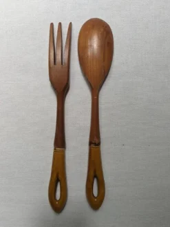 Couverts à salade en bois manche en faïence anciens fabrication artisanale