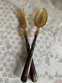 Couverts à salade en corne et métal ciselé années 1920