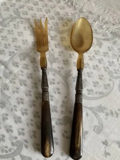 Couverts à salade en corne et métal ciselé années 1920