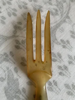 Couverts à salade en corne et métal ciselé années 1920