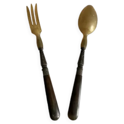 Couverts à salade en corne et métal ciselé années 1920