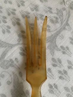 Couverts à salade en corne et métal ciselé années 1920
