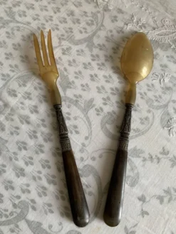 Couverts à salade en corne et métal ciselé années 1920