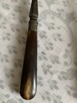 Couverts à salade en corne et métal ciselé années 1920