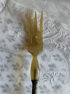 Couverts à salade en corne et métal années 1920