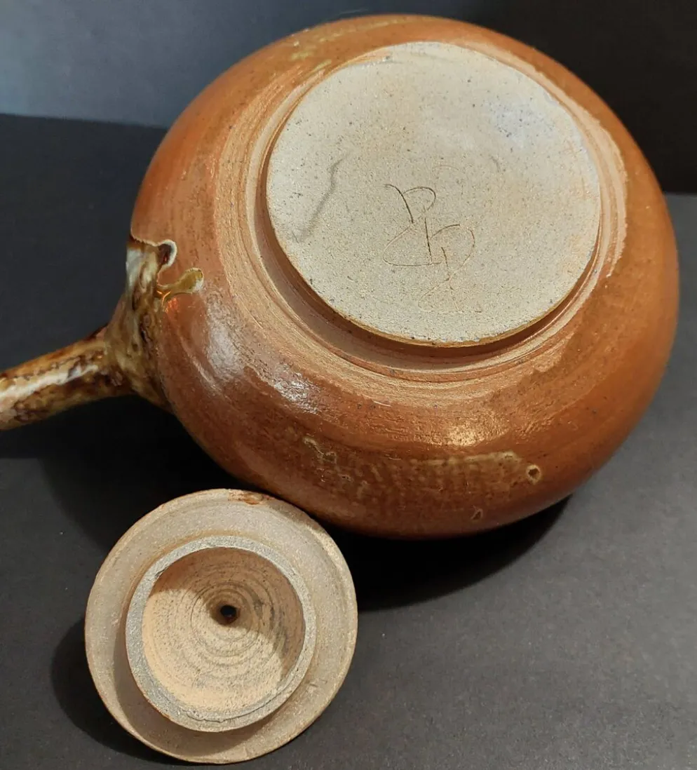 Céramique XXème théière en grès émaillé signature à identifier
