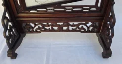 Écran de table chinois en bois sculpté, décor en marqueterie de plumes