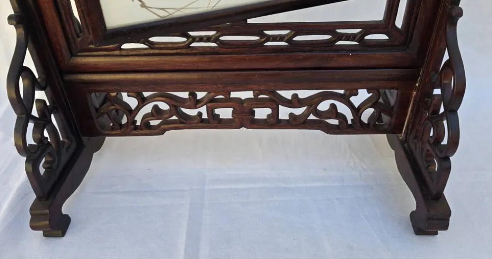 Écran de table chinois en bois sculpté, décor en marqueterie de plumes