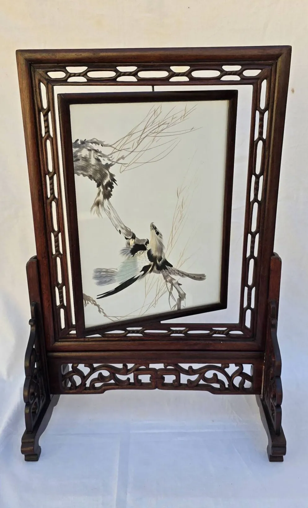 Écran de table chinois en bois sculpté, décor en marqueterie de plumes