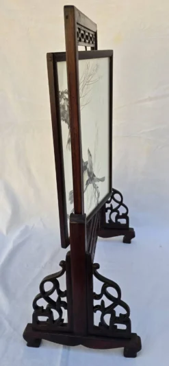 Écran de table chinois en bois sculpté, décor en marqueterie de plumes