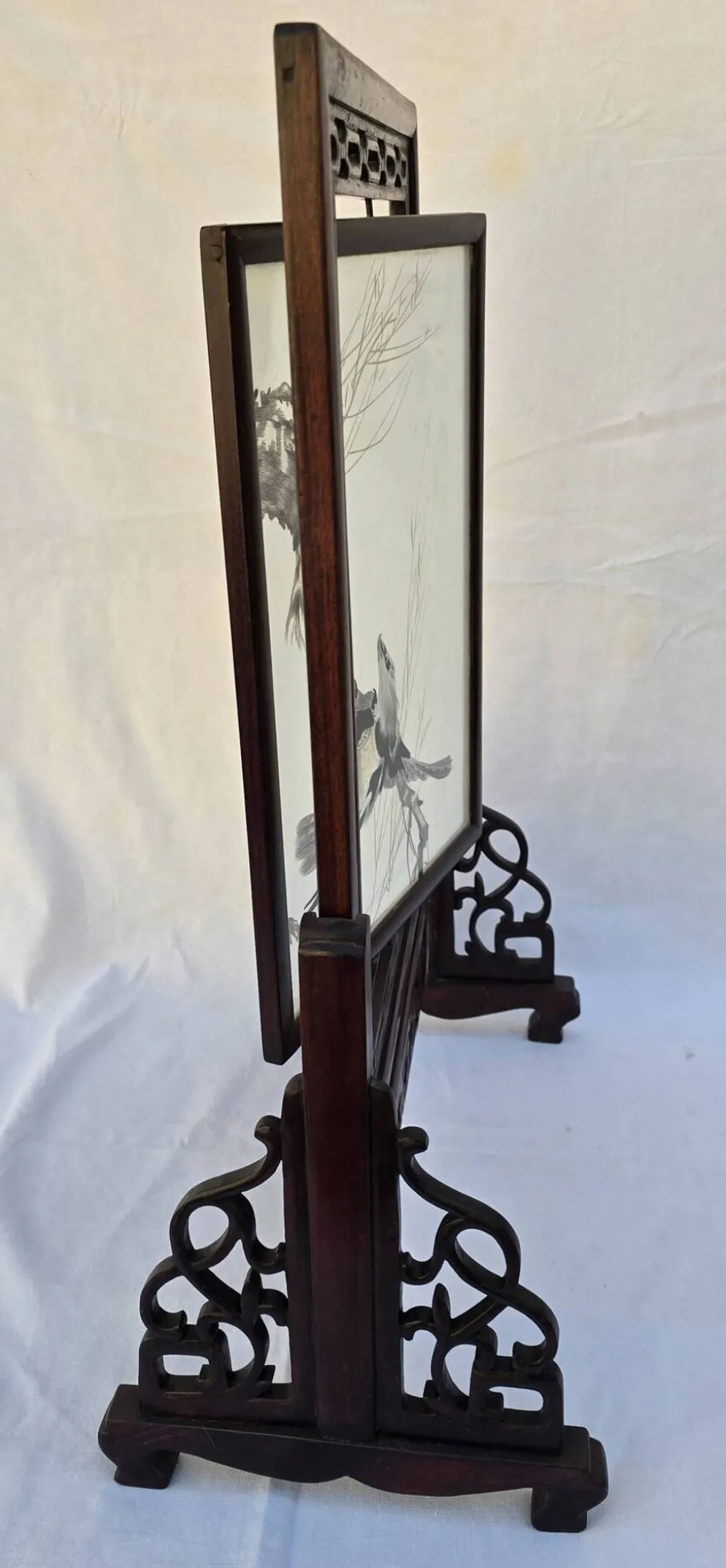 Écran de table chinois en bois sculpté, décor en marqueterie de plumes