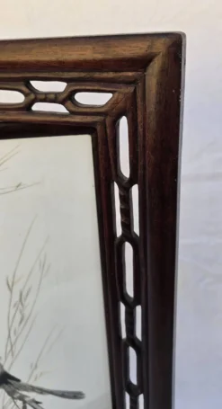 Écran de table chinois en bois sculpté, décor en marqueterie de plumes