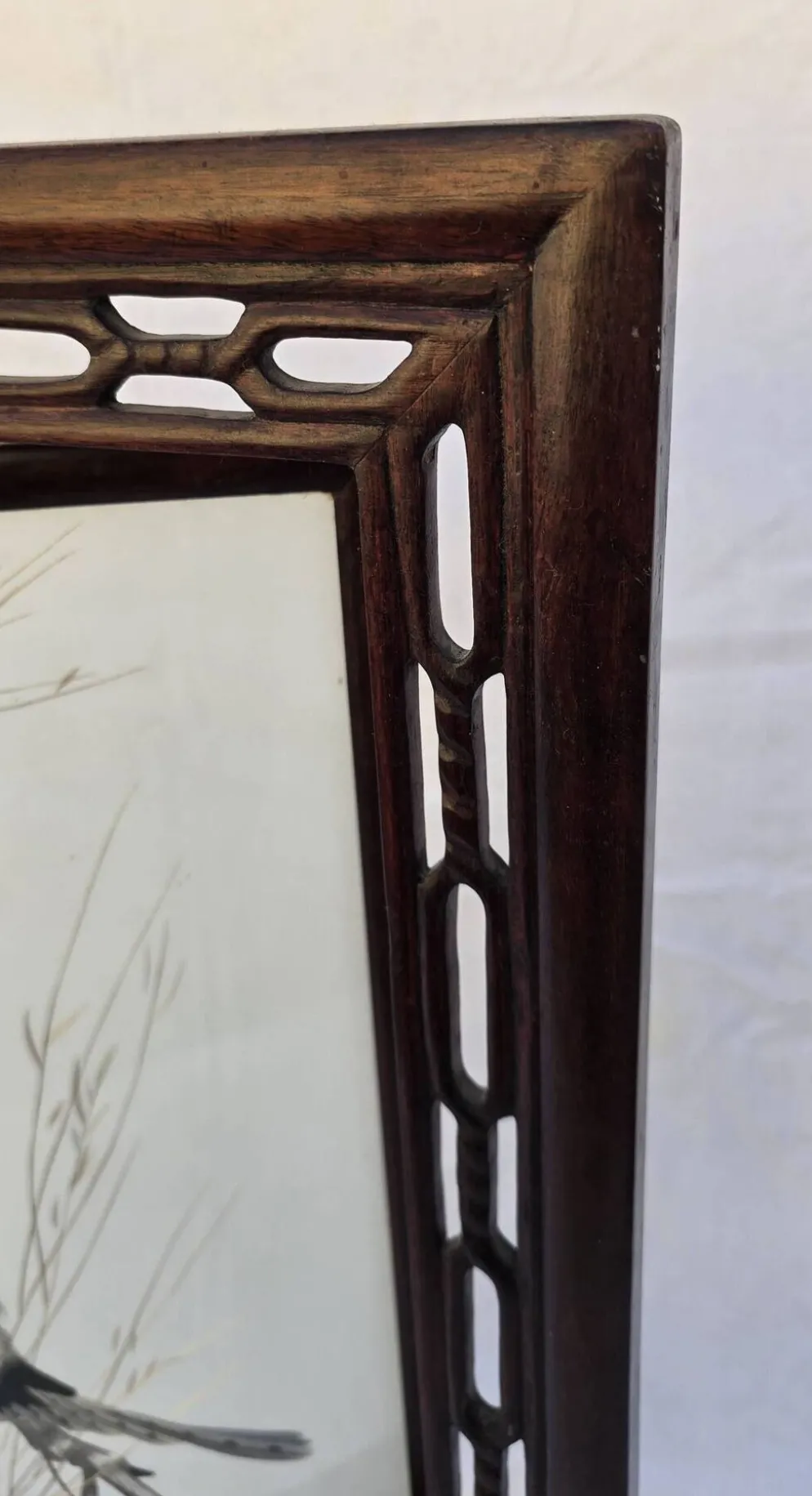 Écran de table chinois en bois sculpté, décor en marqueterie de plumes
