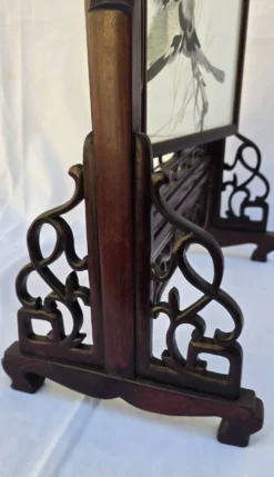 Écran de table chinois en bois sculpté, décor en marqueterie de plumes