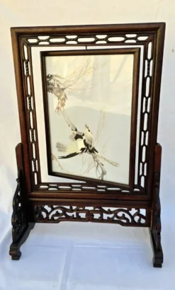 Écran de table chinois en bois sculpté, décor en marqueterie de plumes
