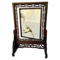 Écran de table chinois en bois sculpté, décor en marqueterie de plumes