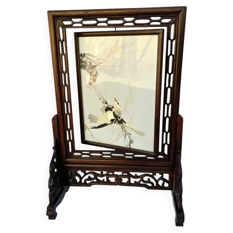 Écran de table chinois en bois sculpté, décor en marqueterie de plumes