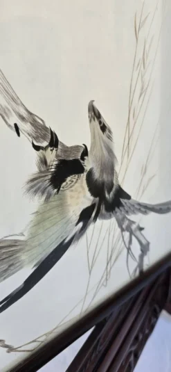 Écran de table chinois en bois sculpté, décor en marqueterie de plumes