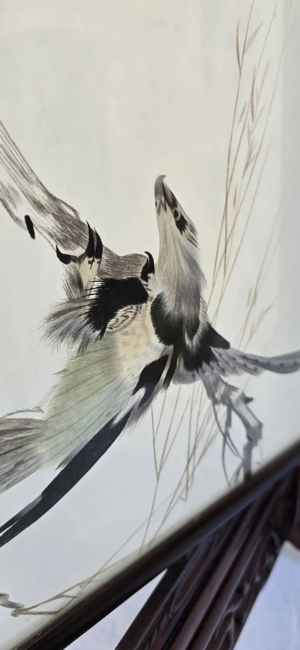 Écran de table chinois en bois sculpté, décor en marqueterie de plumes