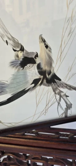 Écran de table chinois en bois sculpté, décor en marqueterie de plumes