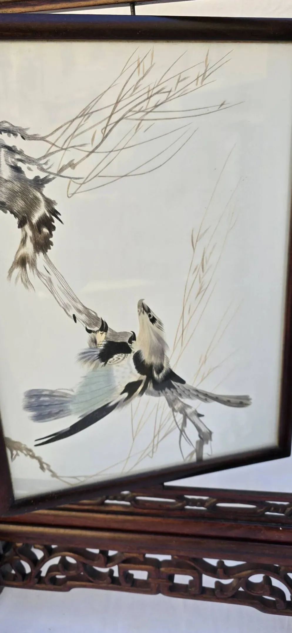 Écran de table chinois en bois sculpté, décor en marqueterie de plumes