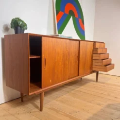 Crédence danoise en teck avec portes coulissantes et tiroirs, années 1960