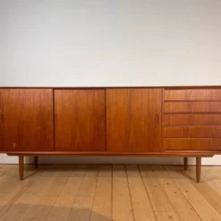 Crédence danoise en teck avec portes coulissantes et tiroirs, années 1960