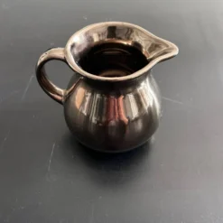Crémier anglais en faïence bronze