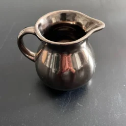 Crémier anglais en faïence bronze