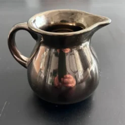 Crémier anglais en faïence bronze