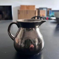 Crémier anglais en faïence bronze